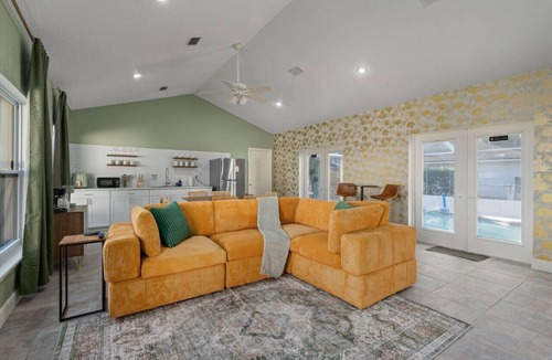 Auburndale House | Pool + Sleeps 8 + 30mi Legoland