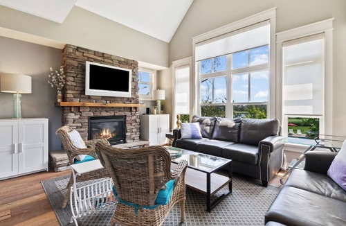 The Blue Mountains Apartment | Poolside Haven on Monterra Golf Course