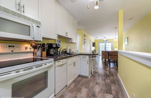 Truman Annex Condo | Poolside Palms