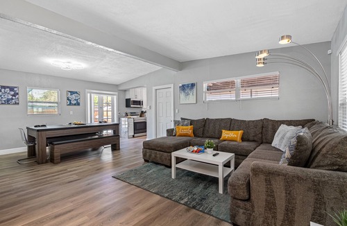 Bearss Plaza House | Poolside Retreat | 3 Bed | Sleeps 10 | Heated Pool | North Tampa