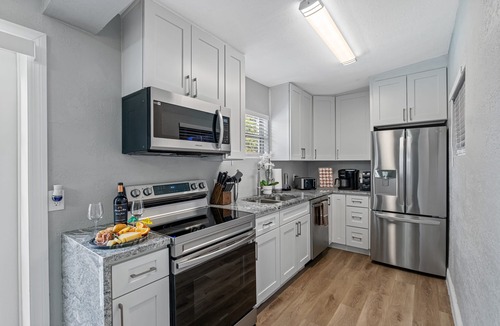 Bearss Plaza House | Poolside Retreat | 3 Bed | Sleeps 10 | Heated Pool | North Tampa