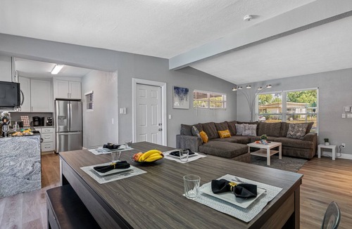 Bearss Plaza House | Poolside Retreat | 3 Bed | Sleeps 10 | Heated Pool | North Tampa