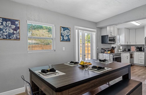 Bearss Plaza House | Poolside Retreat | 3 Bed | Sleeps 10 | Heated Pool | North Tampa