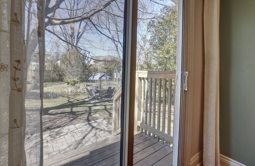 Port Credit House | Port Credit Paradise with Cozy Interior & Waterside