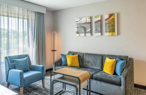 Canonsburg Hotel | Premium 1BR King Suite Ideal for Extended Stays Near Corporate Centers