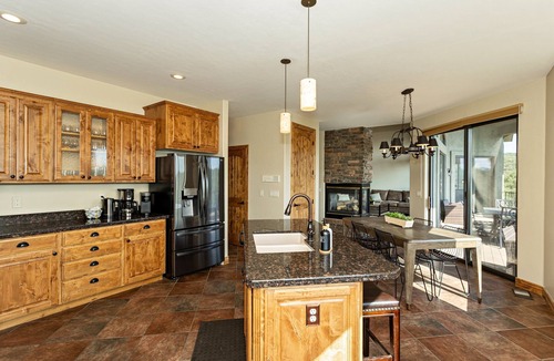 Prescott House | Prescott's #1 Luxe Mountain Sanctuary | Cozy Spa | Golf | Majestic Views