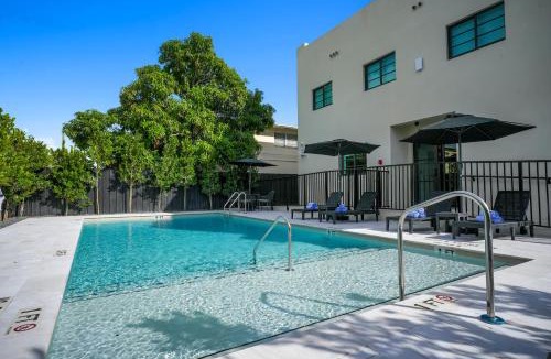 East Little Havana Apartment | Prestige Retreat by Renzzi