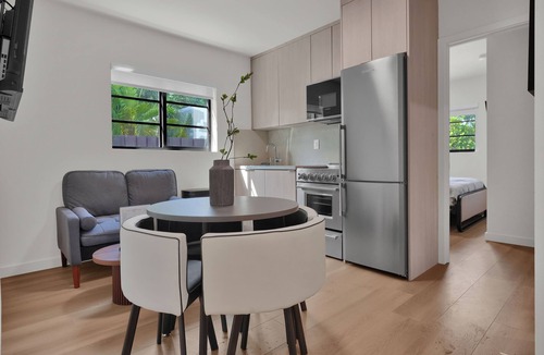 East Little Havana Apartment | Prestige Retreat by Renzzi