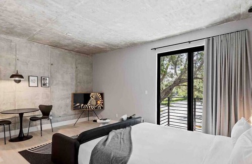 Flagler Village Apartment | Pretty Rola #201 Luxury 1/1 with King Bed at Downtown Ft. Lauderdale Area!