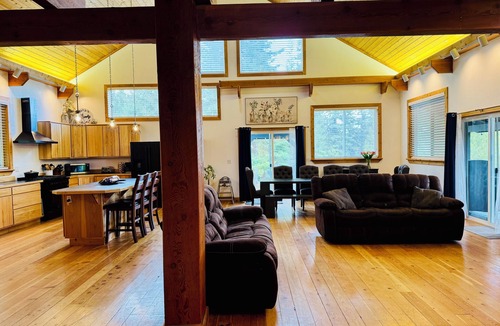 Priest River House | Priest Lake 20-acre creek-front retreat sleeps 13+, near golf & lake!