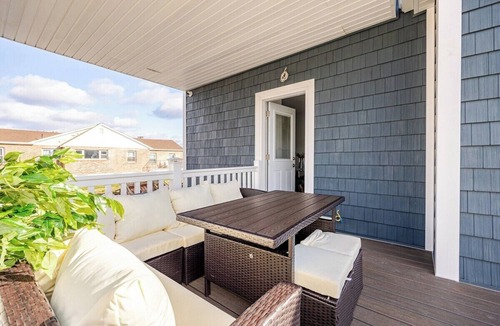 Southeast Yonkers House | Prime Luxury NYC - Balcony & Wood-Burning Fireplace