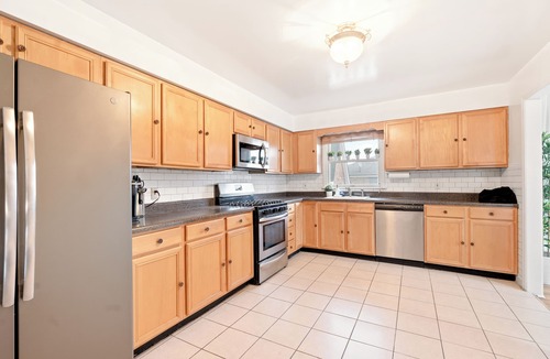 Southeast Yonkers House | Prime Luxury NYC ft Balcony+Gameroom+Free Parking!