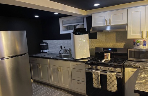 Carteret House | Private 1-bdr, 1 bath, Home Theatre, Bar, Kitchen, Near NYC