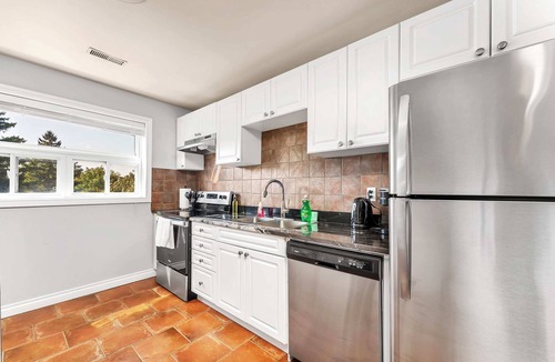 Burlington Apartment | Private 2bdrm unit with ensuite Laundry - U5A