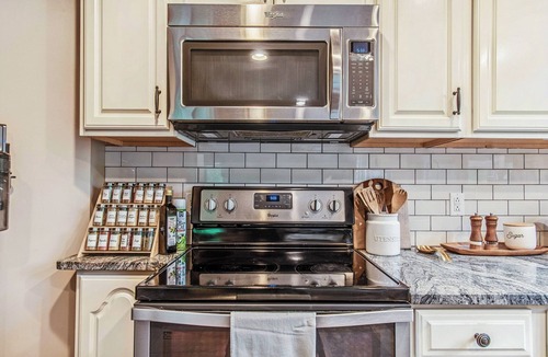 Wellesley Island Cabin | Private 4-Acre Retreat Sleeps 13 Fire Pit Playground, 5 min to State Park