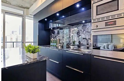 Wellington Place Condo | Private Apartment Toronto Downtown w/CN View + Pool