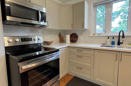 Whitby House | Private backyard retreat ✔️hot tub ✔️parking ✔️2 king beds ✔️family/pet friendly