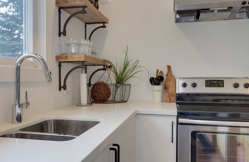 The Blue Mountains Cottage | Private Beach Access with many 5-star reviews!