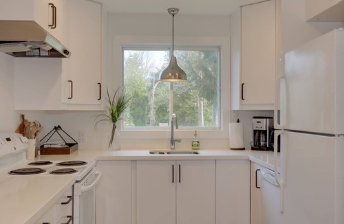 The Blue Mountains Cottage | Private Beach access with dozens of 5-star reviews! Stunning and Spacious!