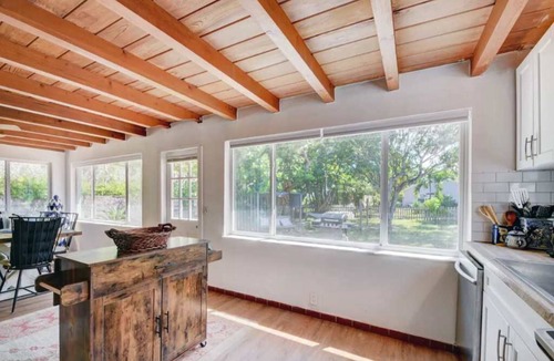 Jog Road Cottage | Private Beach Cottage walk steps to the beach, sleeps 6