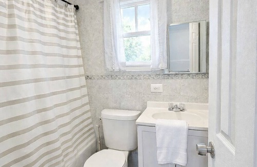 Queens Apartment | Private Beach Suite -Own Entrance & Bath- Free Parking - Near JFK