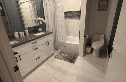 Hollywood House | Private Bedroom in Hollywood