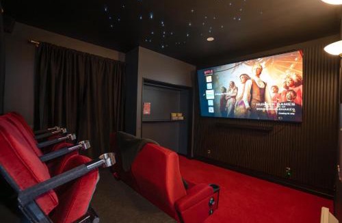 Linwood Villa | Private Cinema, 6 bedrooms w Ensuites, Games Room w PS5 and Arcade, Free doorstep Parking, 4min to Stadium, Mini Golf, Central