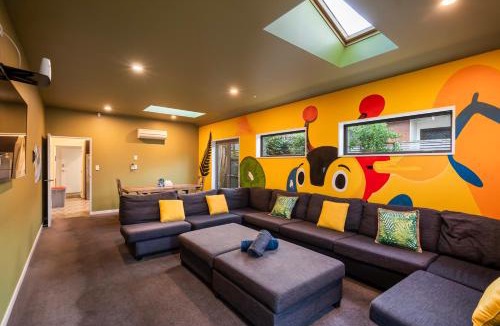 Linwood Villa | Private Cinema, 6 bedrooms w Ensuites, Games Room w PS5 and Arcade, Free doorstep Parking, 4min to Stadium, Mini Golf, Central