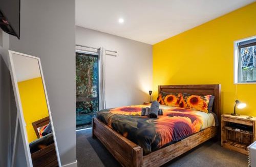 Linwood Villa | Private Cinema, 6 bedrooms w Ensuites, Games Room w PS5 and Arcade, Free doorstep Parking, 4min to Stadium, Mini Golf, Central
