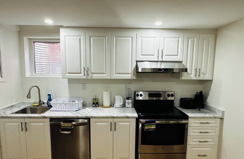Brampton House | Private, Cozy & Pet Friendly 2 Bedroom+1 Bath Apartment