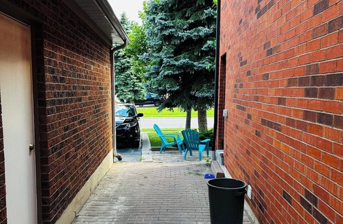 Brampton House | Private, Cozy & Pet Friendly 2 Bedroom+1 Bath Apartment