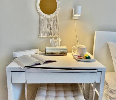 St. James Town House | Private Cozy Room in Downtown Toronto, Steps to Subway & CN Tower