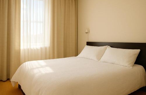 St. James Town House | Private Deluxe Room in Downtown Toronto, Steps to Subway & CN Tower
