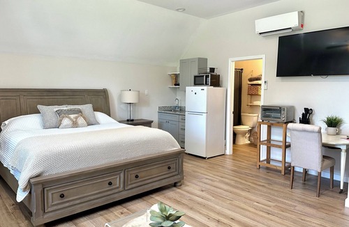 Madisonville Apartment | Private & FULLY FURNISHED 1BD-1BA Studio Apartment in Tranquil Madisonville, LA