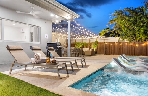 Royal Poinciana House | Private heated pool paradise with spa 5 Min from beach!