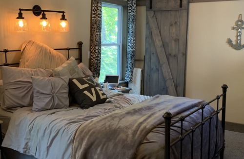 Mahopac House | Private lake access. Cozy, clean&peaceful! All you need and deck, grill, WiFi..