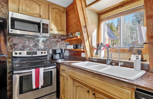 Steam Engine Meadows Cabin | Private Mountain View Cabin, Hot Tub, 2BR + Loft, Minutes to Slopes