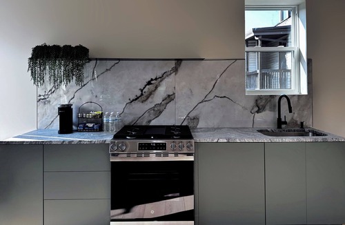 East Allegheny Apartment | Private Parking 2 BEDS Urban Serenity