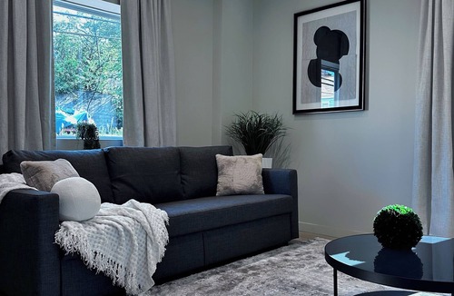 East Allegheny Apartment | Private Parking 2 BEDS Urban Serenity