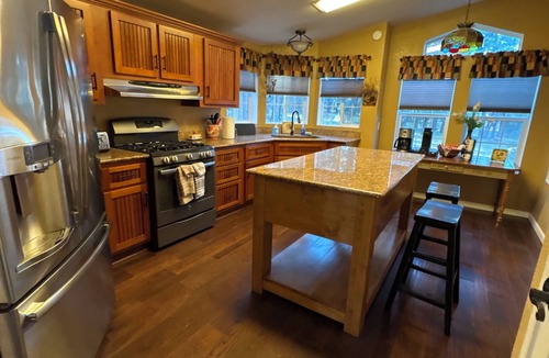 Payson House | Private Peaceful Cabin - 3 Bd 2 Ba home - Private Deck, Jacuzzi, Pets Welcome!