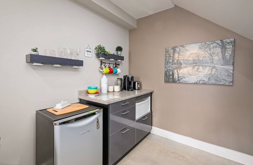 Clearview Apartment | Private Queen Bed Studio near hiking, biking, golf, beach, spa and Blue Mountain