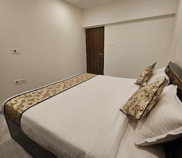 Kalina Apartment | Private Room in Apartment near BKC