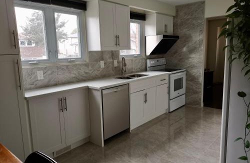 Bayview Woods - Steeles House | Private Rooms in House in North York Shared Kitchen
