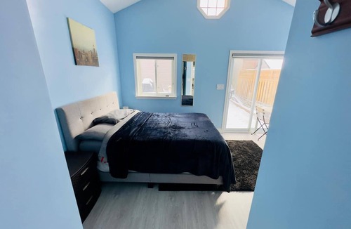 Runnymede House | Private Toronto Guest Room