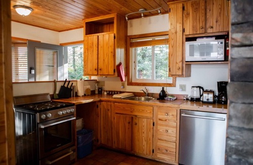 Magnetawan Apartment | Private Waterfront Cottage w/Large Dock & Hot Tub