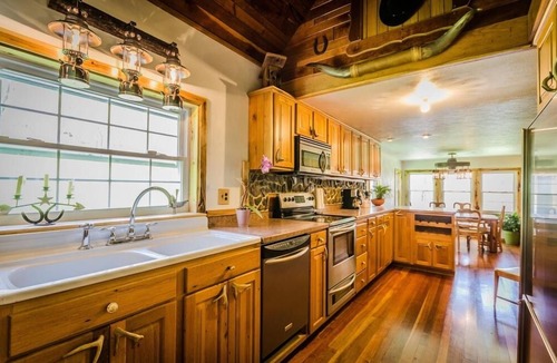 Ohiopyle Cottage | Pura Vida - Spacious Woodland Retreat