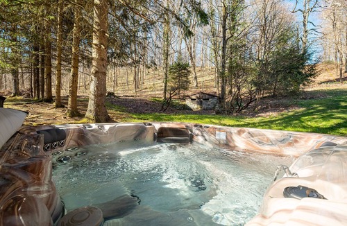 Ohiopyle Cottage | Pura Vida - Spacious Woodland Retreat