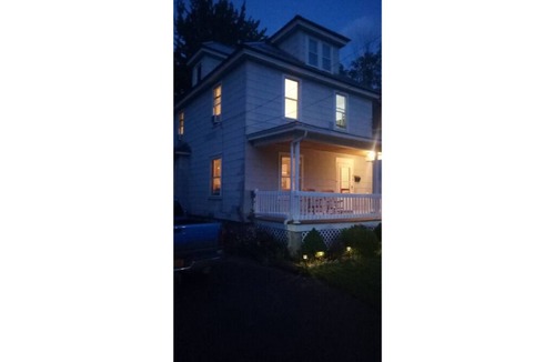Palmyra House | Quaint 3 bedroom house in the heart of Palmyra!