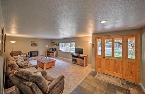 Priest River House | Quaint Priest Lake Cabin w/Patio < 1 Mi to Lake!