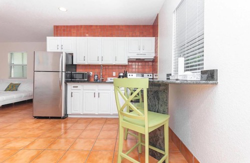 Lantana Apartment | Quaint Studio Minutes From The Ocean & Shopping